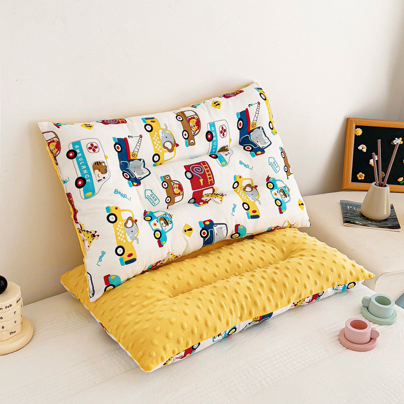 Vaikų pagalvė 0–8 metų amžiaus, formuotas pagalvės korpusas, užpildas 100% feather silk cotton, užvalkalas 100% poliesteris, pagalvės šerdis iš medvilnės