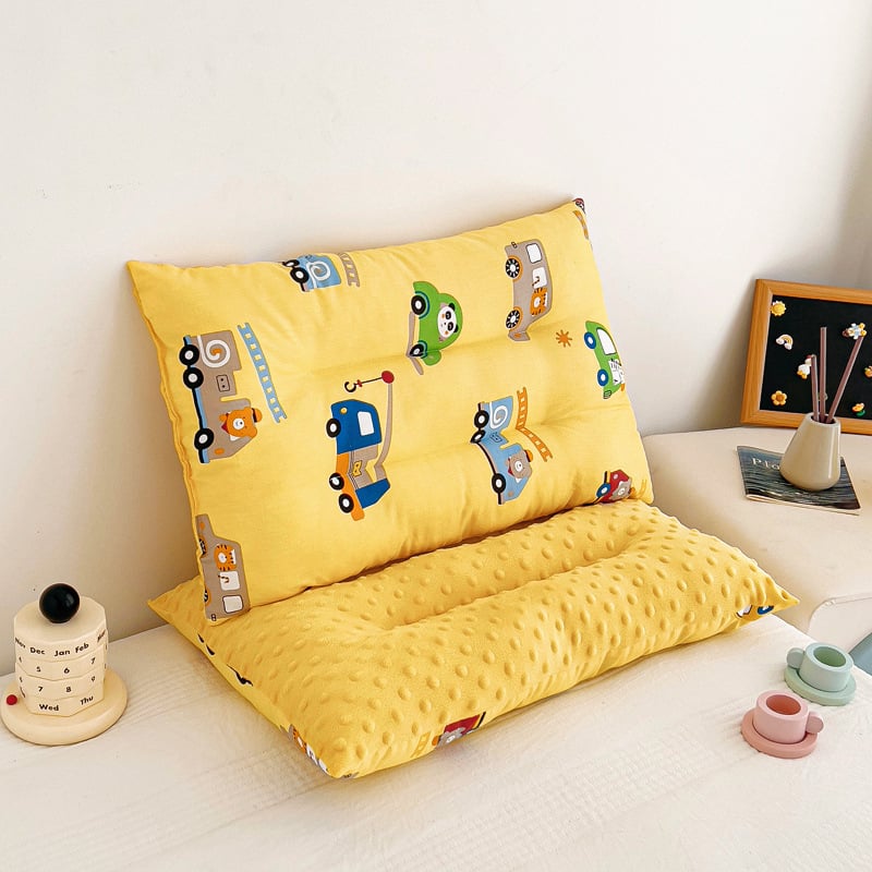 Vaikų pagalvė 0–8 metų amžiaus, formuotas pagalvės korpusas, užpildas 100% feather silk cotton, užvalkalas 100% poliesteris, pagalvės šerdis iš medvilnės
