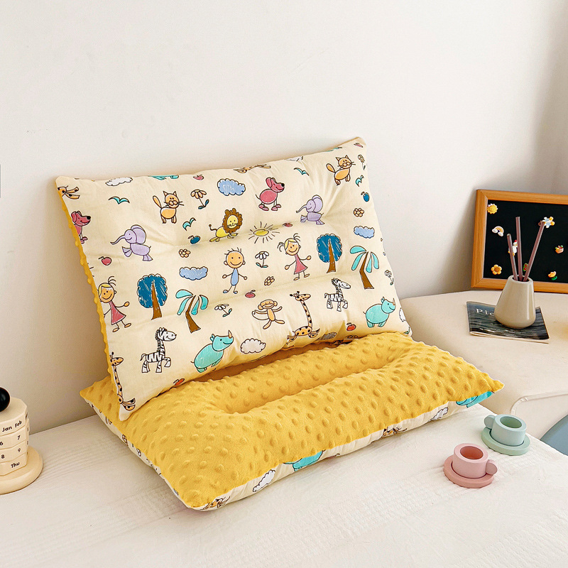 Vaikų pagalvė 0–8 metų amžiaus, formuotas pagalvės korpusas, užpildas 100% feather silk cotton, užvalkalas 100% poliesteris, pagalvės šerdis iš medvilnės