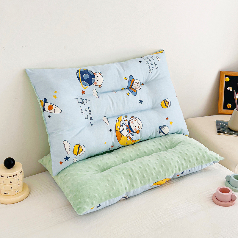 Vaikų pagalvė 0–8 metų amžiaus, formuotas pagalvės korpusas, užpildas 100% feather silk cotton, užvalkalas 100% poliesteris, pagalvės šerdis iš medvilnės