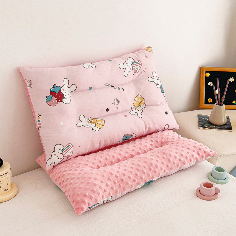 Vaikų pagalvė 0–8 metų amžiaus, formuotas pagalvės korpusas, užpildas 100% feather silk cotton, užvalkalas 100% poliesteris, pagalvės šerdis iš medvilnės