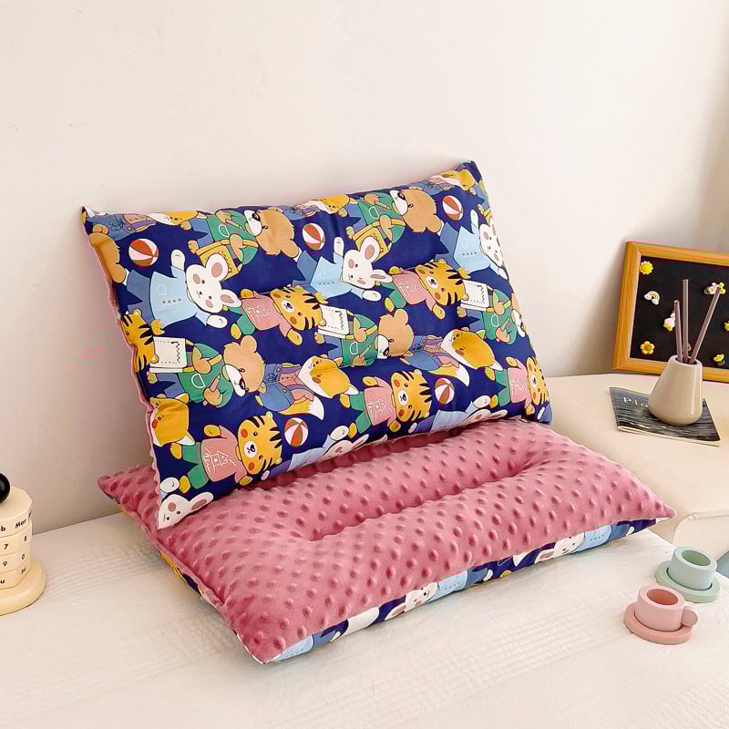 Vaikų pagalvė 0–8 metų amžiaus, formuotas pagalvės korpusas, užpildas 100% feather silk cotton, užvalkalas 100% poliesteris, pagalvės šerdis iš medvilnės