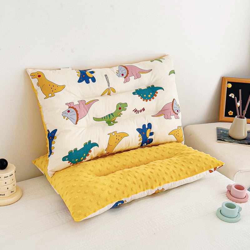 Vaikų pagalvė 0–8 metų amžiaus, formuotas pagalvės korpusas, užpildas 100% feather silk cotton, užvalkalas 100% poliesteris, pagalvės šerdis iš medvilnės