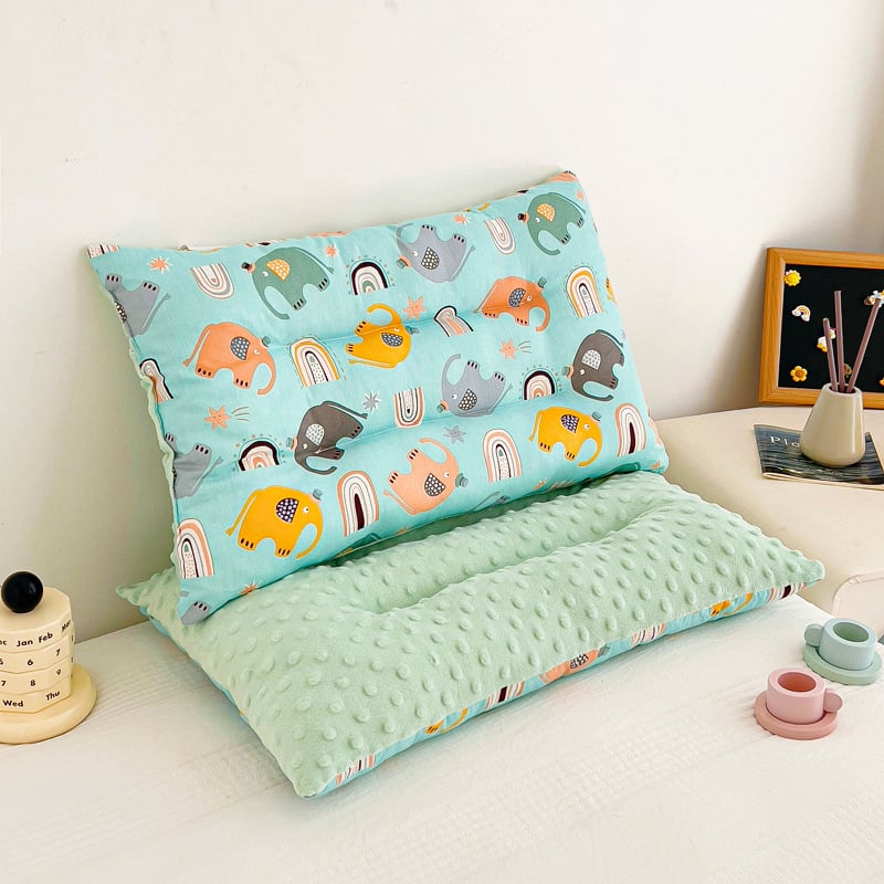 Vaikų pagalvė 0–8 metų amžiaus, formuotas pagalvės korpusas, užpildas 100% feather silk cotton, užvalkalas 100% poliesteris, pagalvės šerdis iš medvilnės