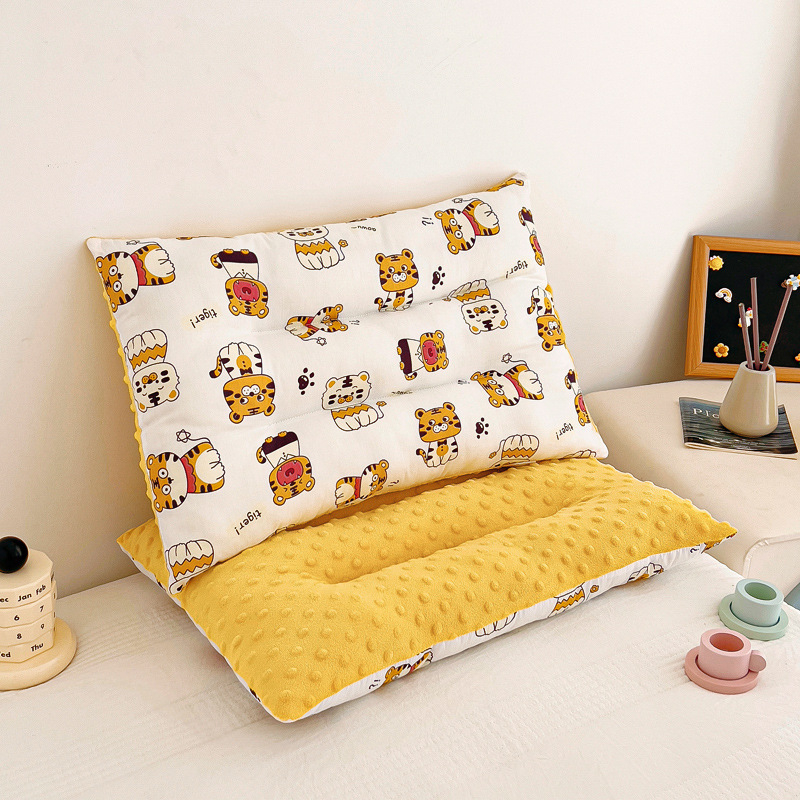 Vaikų pagalvė 0–8 metų amžiaus, formuotas pagalvės korpusas, užpildas 100% feather silk cotton, užvalkalas 100% poliesteris, pagalvės šerdis iš medvilnės