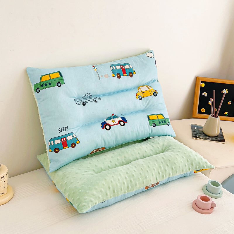 Vaikų pagalvė 0–8 metų amžiaus, formuotas pagalvės korpusas, užpildas 100% feather silk cotton, užvalkalas 100% poliesteris, pagalvės šerdis iš medvilnės