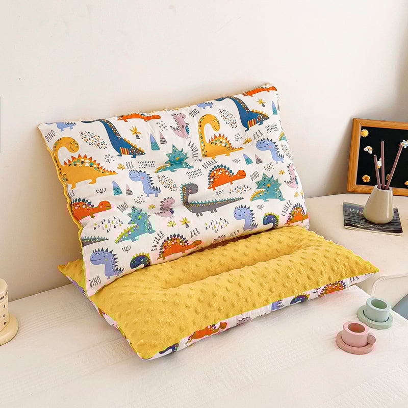 Vaikų pagalvė 0–8 metų amžiaus, formuotas pagalvės korpusas, užpildas 100% feather silk cotton, užvalkalas 100% poliesteris, pagalvės šerdis iš medvilnės