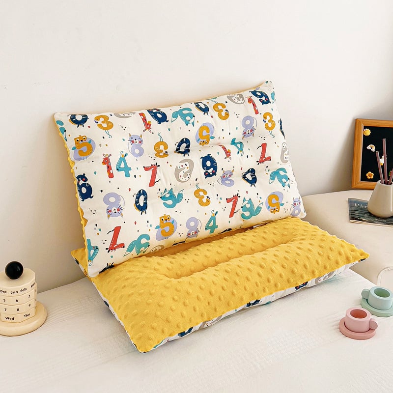 Vaikų pagalvė 0–8 metų amžiaus, formuotas pagalvės korpusas, užpildas 100% feather silk cotton, užvalkalas 100% poliesteris, pagalvės šerdis iš medvilnės