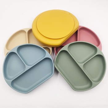 Dječji silikonski tanjur s usisnom čašicom i podijeljenim pretincima, okruglog oblika, pogodan za mikrovalnu