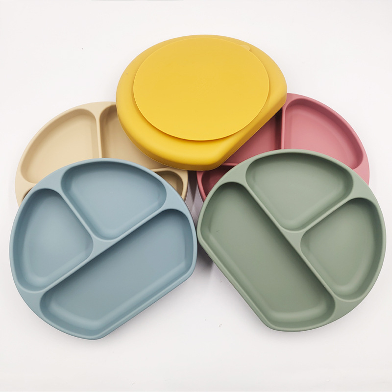 Dječji silikonski tanjur s usisnom čašicom i podijeljenim pretincima, okruglog oblika, pogodan za mikrovalnu