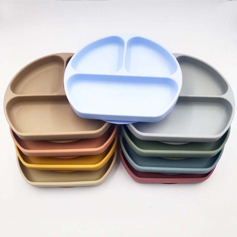 Dječji silikonski tanjur s usisnom čašicom i podijeljenim pretincima, okruglog oblika, pogodan za mikrovalnu