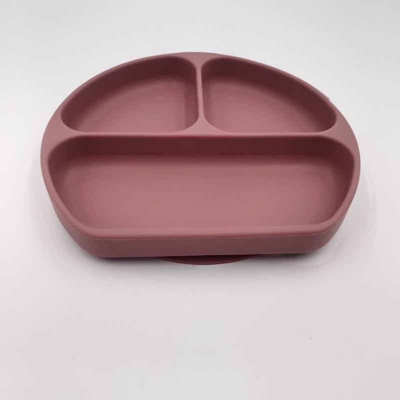 Dječji silikonski tanjur s usisnom čašicom i podijeljenim pretincima, okruglog oblika, pogodan za mikrovalnu