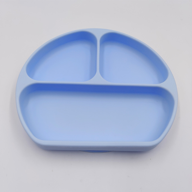 Dječji silikonski tanjur s usisnom čašicom i podijeljenim pretincima, okruglog oblika, pogodan za mikrovalnu