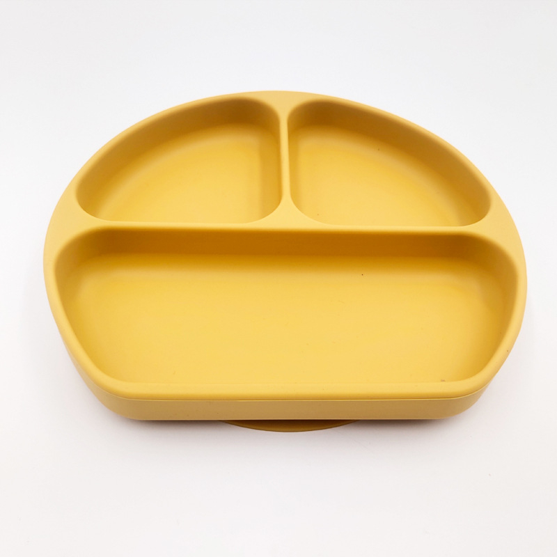 Dječji silikonski tanjur s usisnom čašicom i podijeljenim pretincima, okruglog oblika, pogodan za mikrovalnu