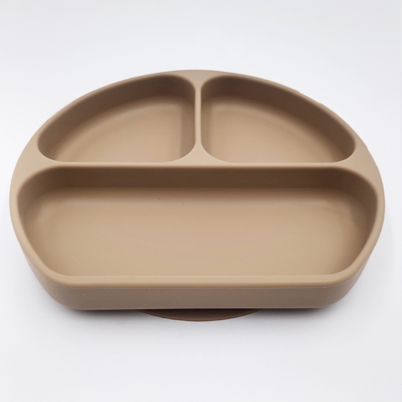 Dječji silikonski tanjur s usisnom čašicom i podijeljenim pretincima, okruglog oblika, pogodan za mikrovalnu