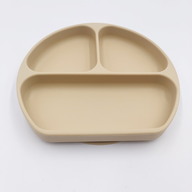 Dječji silikonski tanjur s usisnom čašicom i podijeljenim pretincima, okruglog oblika, pogodan za mikrovalnu