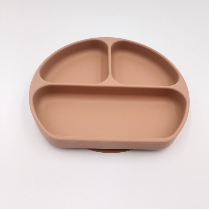 Dječji silikonski tanjur s usisnom čašicom i podijeljenim pretincima, okruglog oblika, pogodan za mikrovalnu