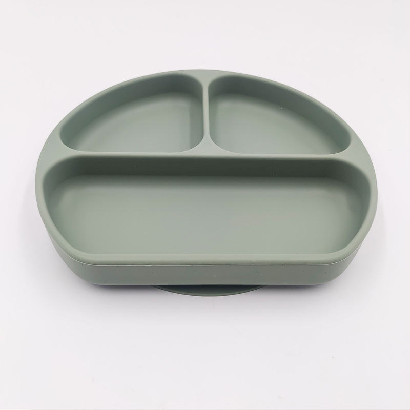 Dječji silikonski tanjur s usisnom čašicom i podijeljenim pretincima, okruglog oblika, pogodan za mikrovalnu