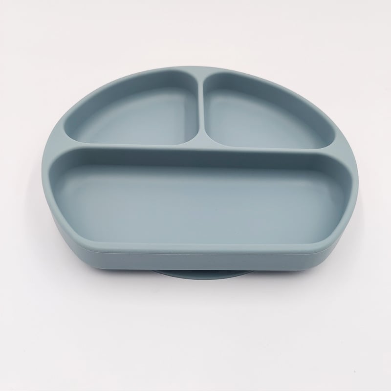 Dječji silikonski tanjur s usisnom čašicom i podijeljenim pretincima, okruglog oblika, pogodan za mikrovalnu