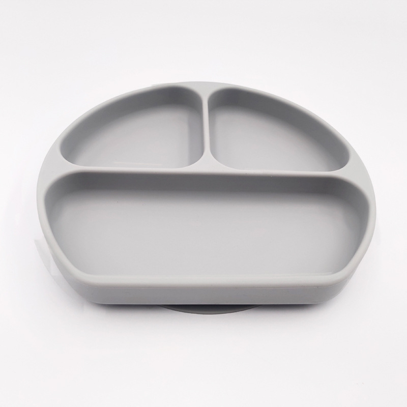 Dječji silikonski tanjur s usisnom čašicom i podijeljenim pretincima, okruglog oblika, pogodan za mikrovalnu