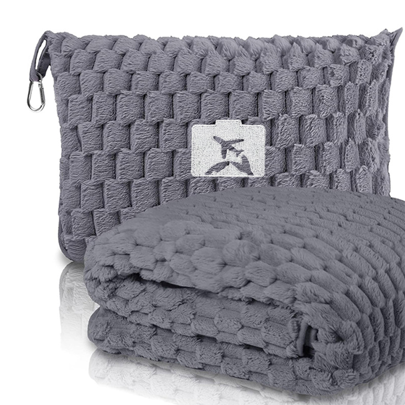 Фланелен пътуващ одеяло с бродирано лого и сгъваемо отделение за съхранение — полиестер, тегло 800–1000 г, подходящо за всички сезони, геометричен мотив