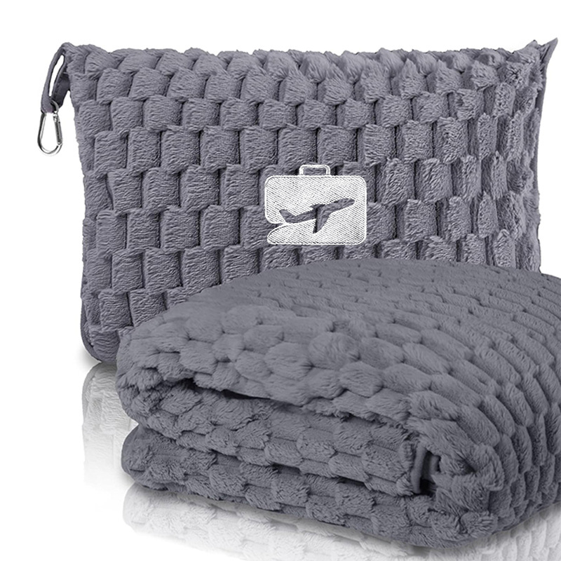 Фланелен пътуващ одеяло с бродирано лого и сгъваемо отделение за съхранение — полиестер, тегло 800–1000 г, подходящо за всички сезони, геометричен мотив