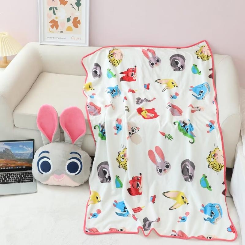 Automobilio pliušinis pagalvėlis su PP medvilnės užpildais – mielas gyvūnų raštas – animacinio stiliaus