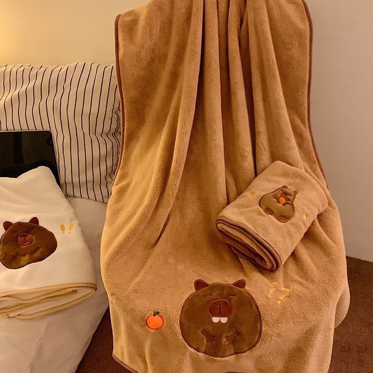 Longshen 2 dalių vonios rankšluosnių komplektas su morčia tema, koralinis velūras, 150D, 300–400 g, siuvinėta kapibara karikatūra