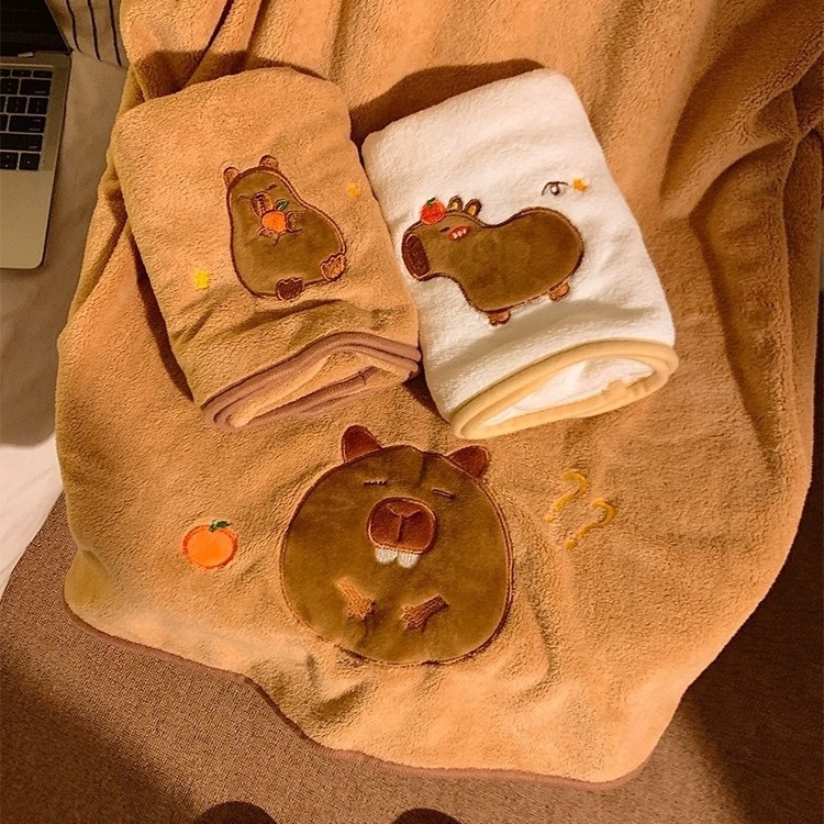 Longshen 2gab dviešu dvieļu komplekts ar morča tēmu, korālā samta, 150D, 300–400 g, izšūta kapibara karikatūra