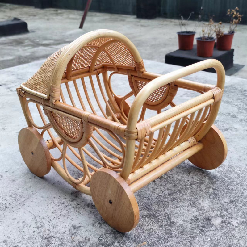 Καρέκλα ρατάν για φωτογράφηση μωρού — Kitten; Υλικό: ρατάν; Κατάλληλο για φωτογράφηση ρούχων; Βάρος: 1,3 kg; Αξεσουάρ φωτογραφικού στούντιο