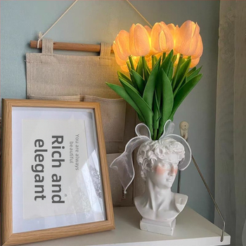 Tulpių puokštės lemputė - naktinė lemputė miegamojo dekorui, plastikinis korpusas, 34 cm aukštis, IP42, tarnavimo laikas 10000 h, nereguliuojamas šviesos intensyvumas