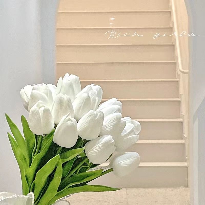 Tulpių puokštės lemputė - naktinė lemputė miegamojo dekorui, plastikinis korpusas, 34 cm aukštis, IP42, tarnavimo laikas 10000 h, nereguliuojamas šviesos intensyvumas