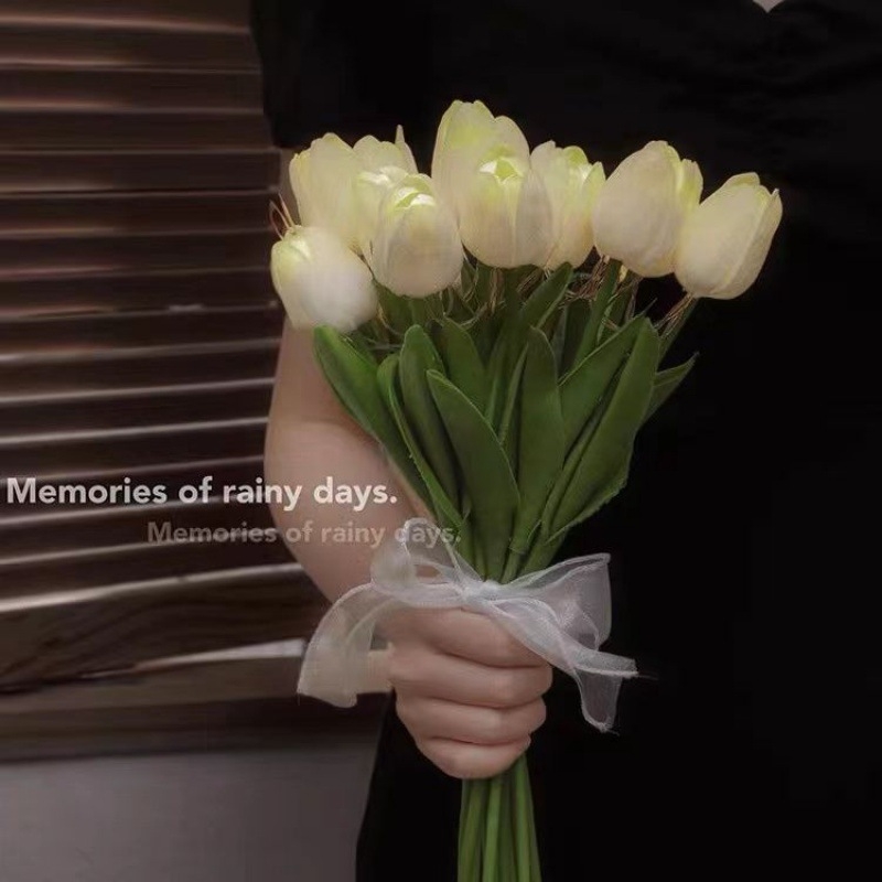 Tulpių puokštės lemputė - naktinė lemputė miegamojo dekorui, plastikinis korpusas, 34 cm aukštis, IP42, tarnavimo laikas 10000 h, nereguliuojamas šviesos intensyvumas