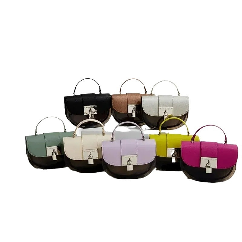 PVC Saddle stílusú női táska, ovális forma, zár, belső zseb mobiltelefon számára