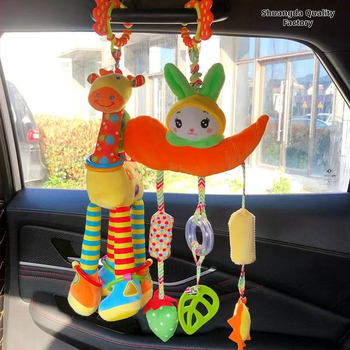 Kūdikių vežimėlio pakabukas žaislas su pūkuota lėlyte, zvoneliu — 1 vnt., be amžiaus apribojimų, kitų gebėjimų plėtra, anime paveikslėlis prieinamas, vaizdo įrašų vadovas prieinamas