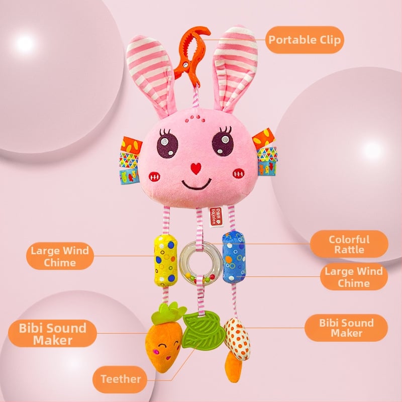 Kūdikių vežimėlio pakabukas žaislas su pūkuota lėlyte, zvoneliu — 1 vnt., be amžiaus apribojimų, kitų gebėjimų plėtra, anime paveikslėlis prieinamas, vaizdo įrašų vadovas prieinamas