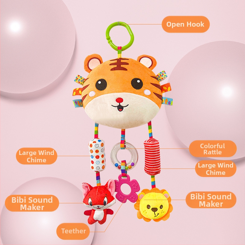 Kūdikių vežimėlio pakabukas žaislas su pūkuota lėlyte, zvoneliu — 1 vnt., be amžiaus apribojimų, kitų gebėjimų plėtra, anime paveikslėlis prieinamas, vaizdo įrašų vadovas prieinamas