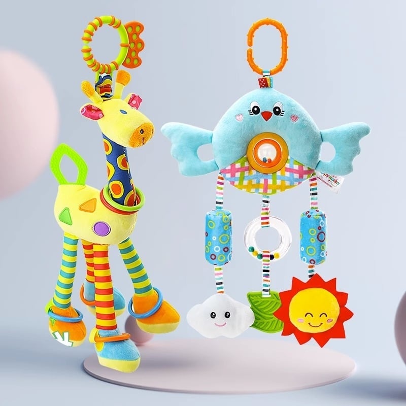 Kūdikių vežimėlio pakabukas žaislas su pūkuota lėlyte, zvoneliu — 1 vnt., be amžiaus apribojimų, kitų gebėjimų plėtra, anime paveikslėlis prieinamas, vaizdo įrašų vadovas prieinamas