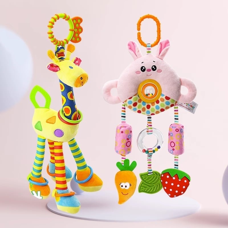 Kūdikių vežimėlio pakabukas žaislas su pūkuota lėlyte, zvoneliu — 1 vnt., be amžiaus apribojimų, kitų gebėjimų plėtra, anime paveikslėlis prieinamas, vaizdo įrašų vadovas prieinamas