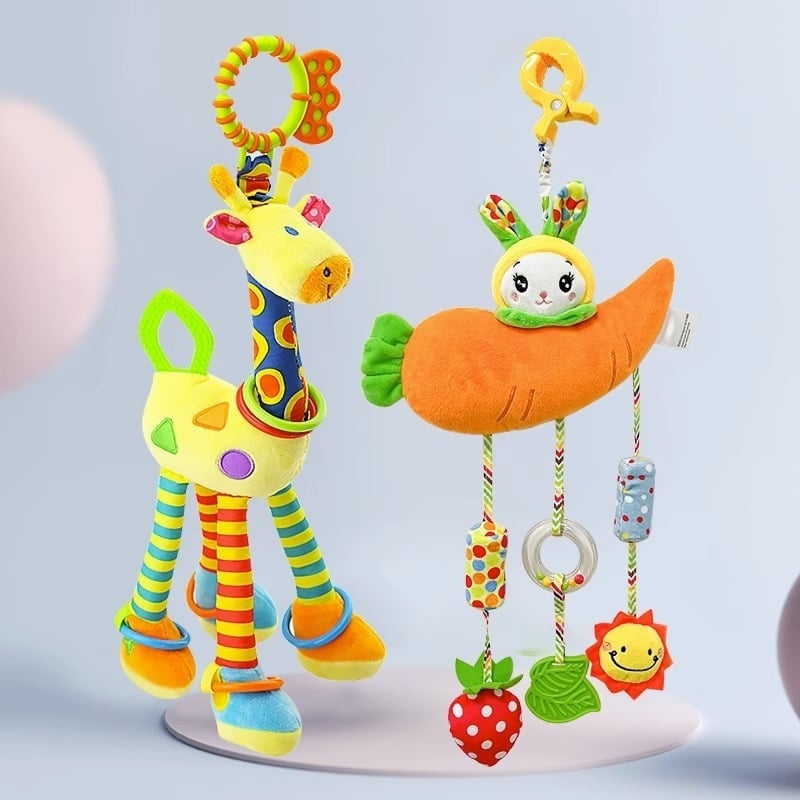 Kūdikių vežimėlio pakabukas žaislas su pūkuota lėlyte, zvoneliu — 1 vnt., be amžiaus apribojimų, kitų gebėjimų plėtra, anime paveikslėlis prieinamas, vaizdo įrašų vadovas prieinamas