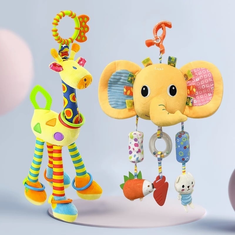 Kūdikių vežimėlio pakabukas žaislas su pūkuota lėlyte, zvoneliu — 1 vnt., be amžiaus apribojimų, kitų gebėjimų plėtra, anime paveikslėlis prieinamas, vaizdo įrašų vadovas prieinamas