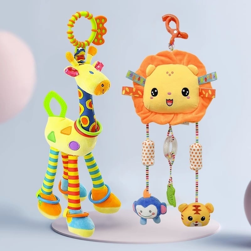 Kūdikių vežimėlio pakabukas žaislas su pūkuota lėlyte, zvoneliu — 1 vnt., be amžiaus apribojimų, kitų gebėjimų plėtra, anime paveikslėlis prieinamas, vaizdo įrašų vadovas prieinamas