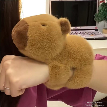 Kapibara pliušinis žaisliukas – apyrankė, užpildas PP medvilnė, labai minkštas trumpas pūkelių pliušas, 7–14 metų