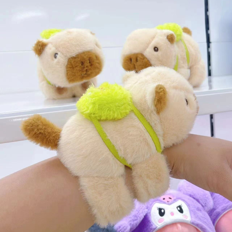 Kapibara pliušinis žaisliukas – apyrankė, užpildas PP medvilnė, labai minkštas trumpas pūkelių pliušas, 7–14 metų