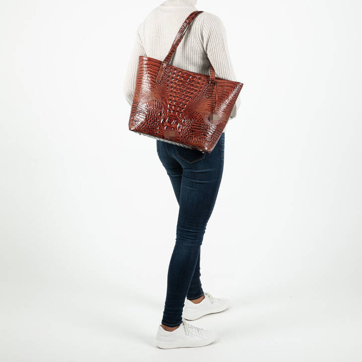 PU Tote táska, vízszintes négyzet alakú, cipzáras nyitás, poliészter bélés, belső telefonzseb és laminált cipzáras zseb