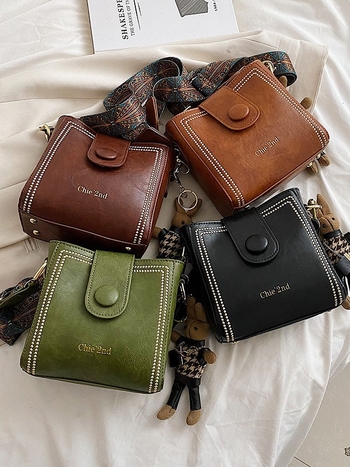 Sieviešu bucket soma ar plecu siksnu - vertikāla kvadrātforma, PU āda, kapuces aizvērums, iekšējais telefona kabatiņa, pavasaris 2024