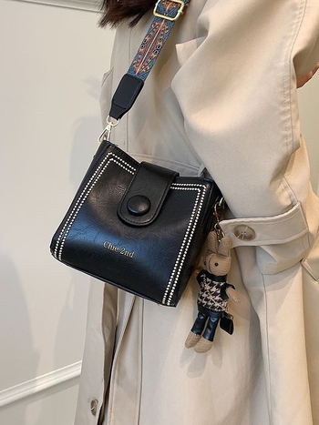 Sieviešu bucket soma ar plecu siksnu - vertikāla kvadrātforma, PU āda, kapuces aizvērums, iekšējais telefona kabatiņa, pavasaris 2024