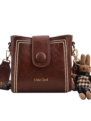 Sieviešu bucket soma ar plecu siksnu - vertikāla kvadrātforma, PU āda, kapuces aizvērums, iekšējais telefona kabatiņa, pavasaris 2024