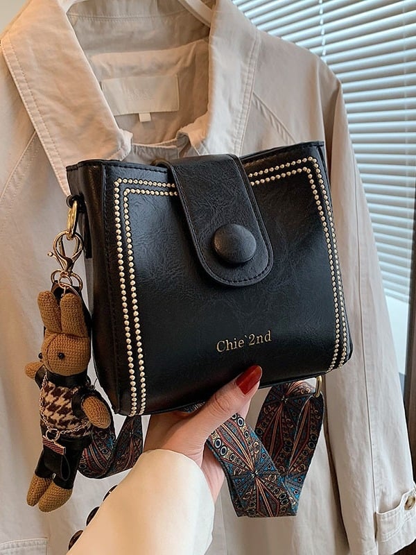 Sieviešu bucket soma ar plecu siksnu - vertikāla kvadrātforma, PU āda, kapuces aizvērums, iekšējais telefona kabatiņa, pavasaris 2024