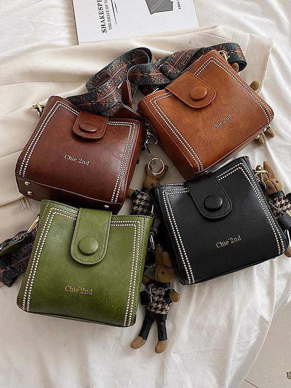 Sieviešu bucket soma ar plecu siksnu - vertikāla kvadrātforma, PU āda, kapuces aizvērums, iekšējais telefona kabatiņa, pavasaris 2024